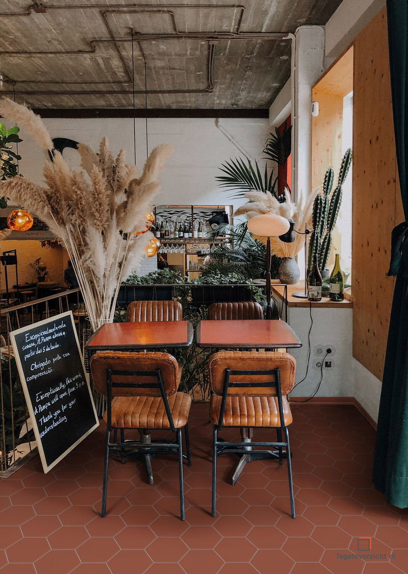 Restaurant met terracotta vloer en hexagon-accenten