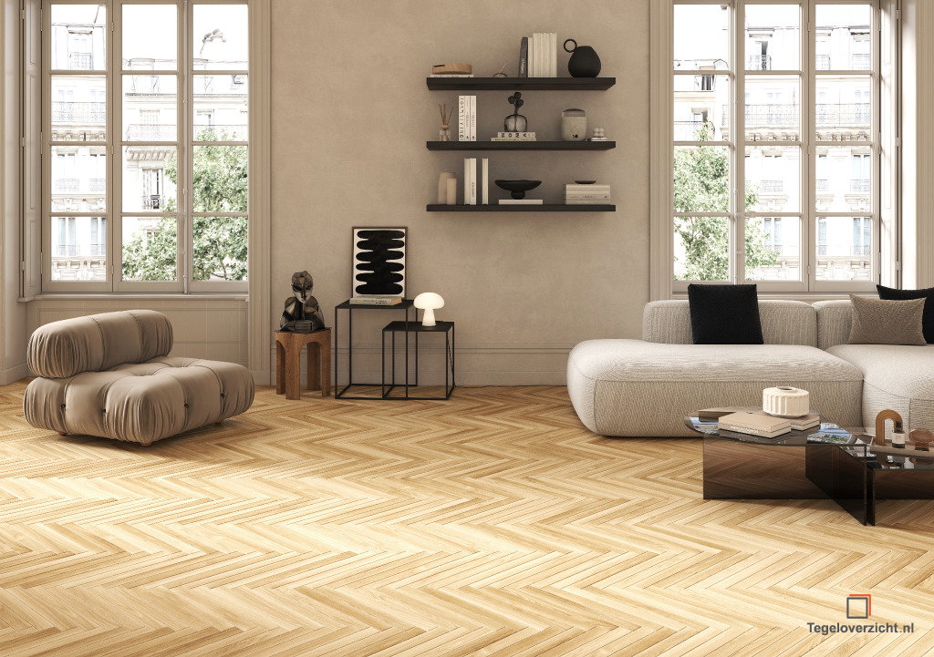 Woonkamer met lichte vloer in Hongaarse punt (chevron-patroon)