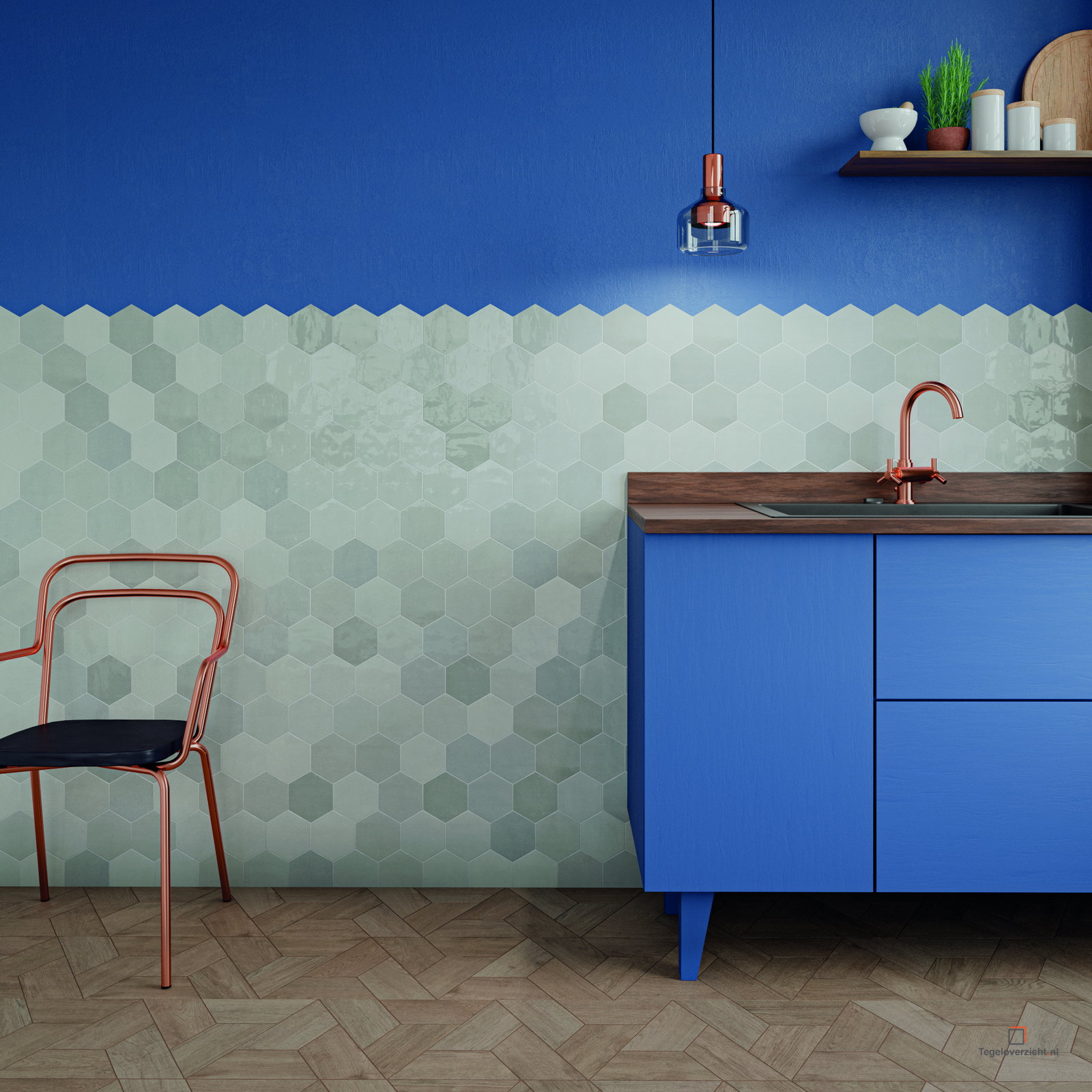 Kobaltblauwe hexagon wandtegels boven blauw keukenmeubel met houten blad