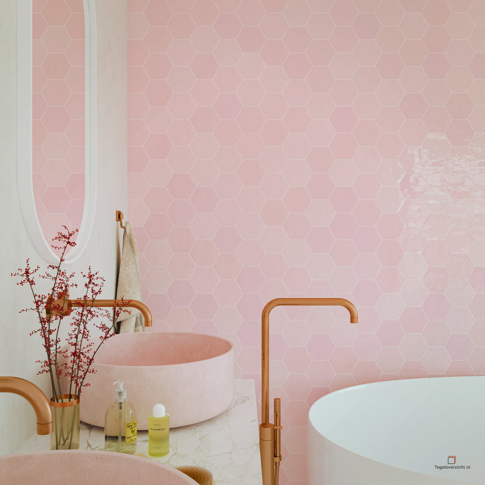 Roze badkamerwand met goudkleurige kranen en dubbel bad