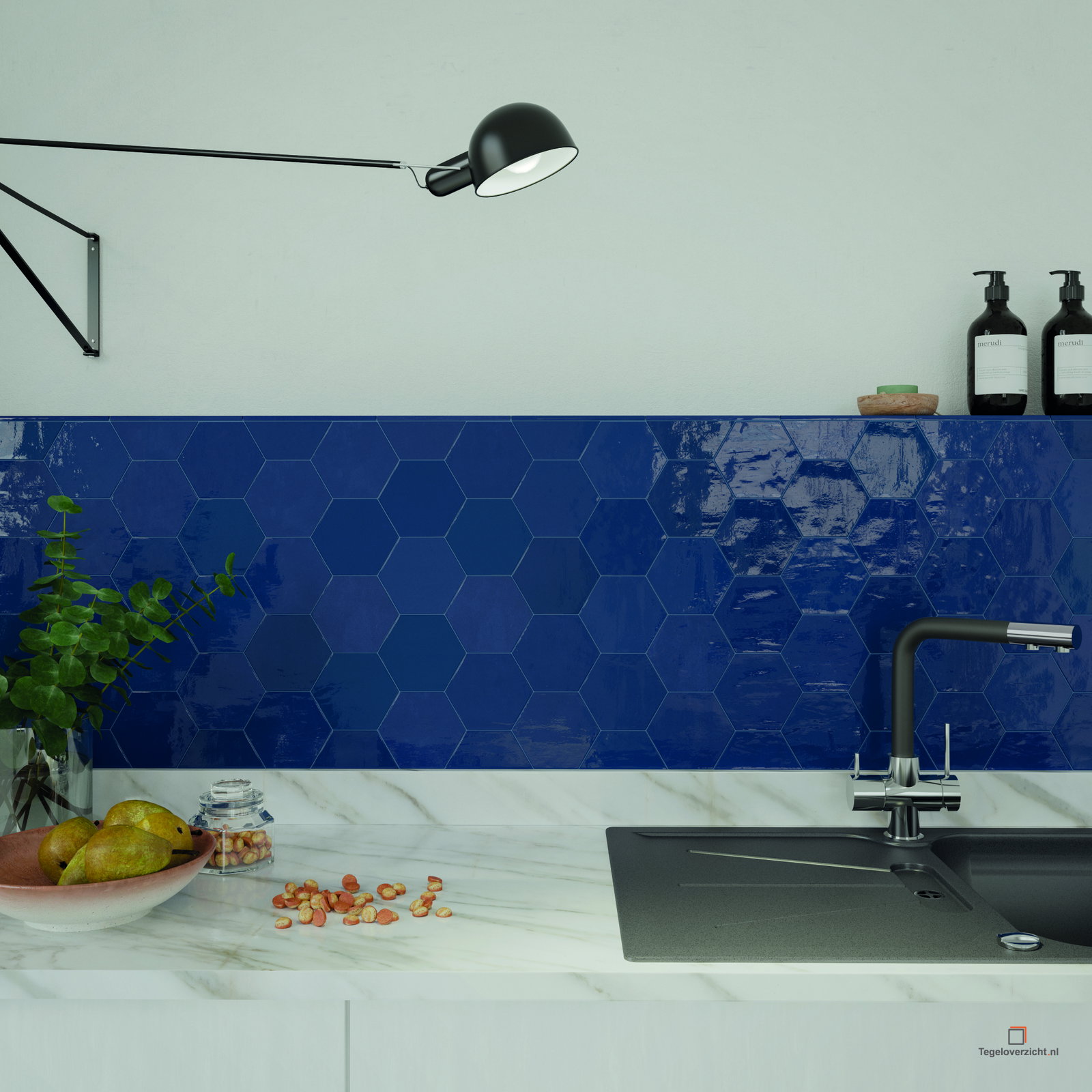 Kobaltblauwe zellige achterwand in keuken
