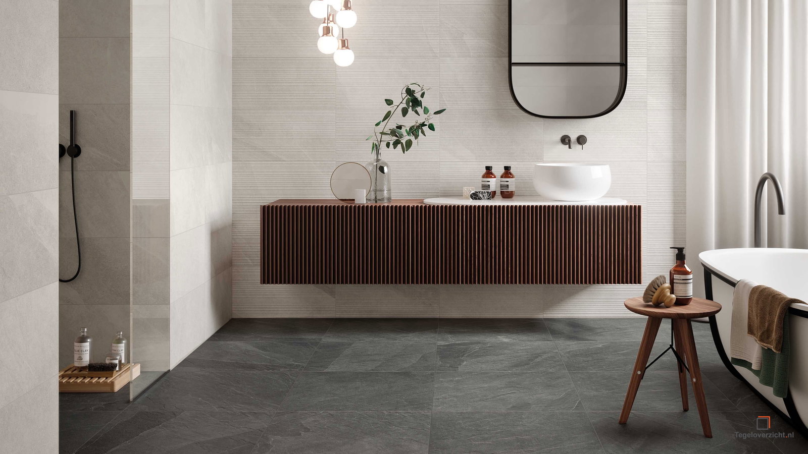 Badkamer met grote natuursteenlook wandplaten achter zwevend meubel