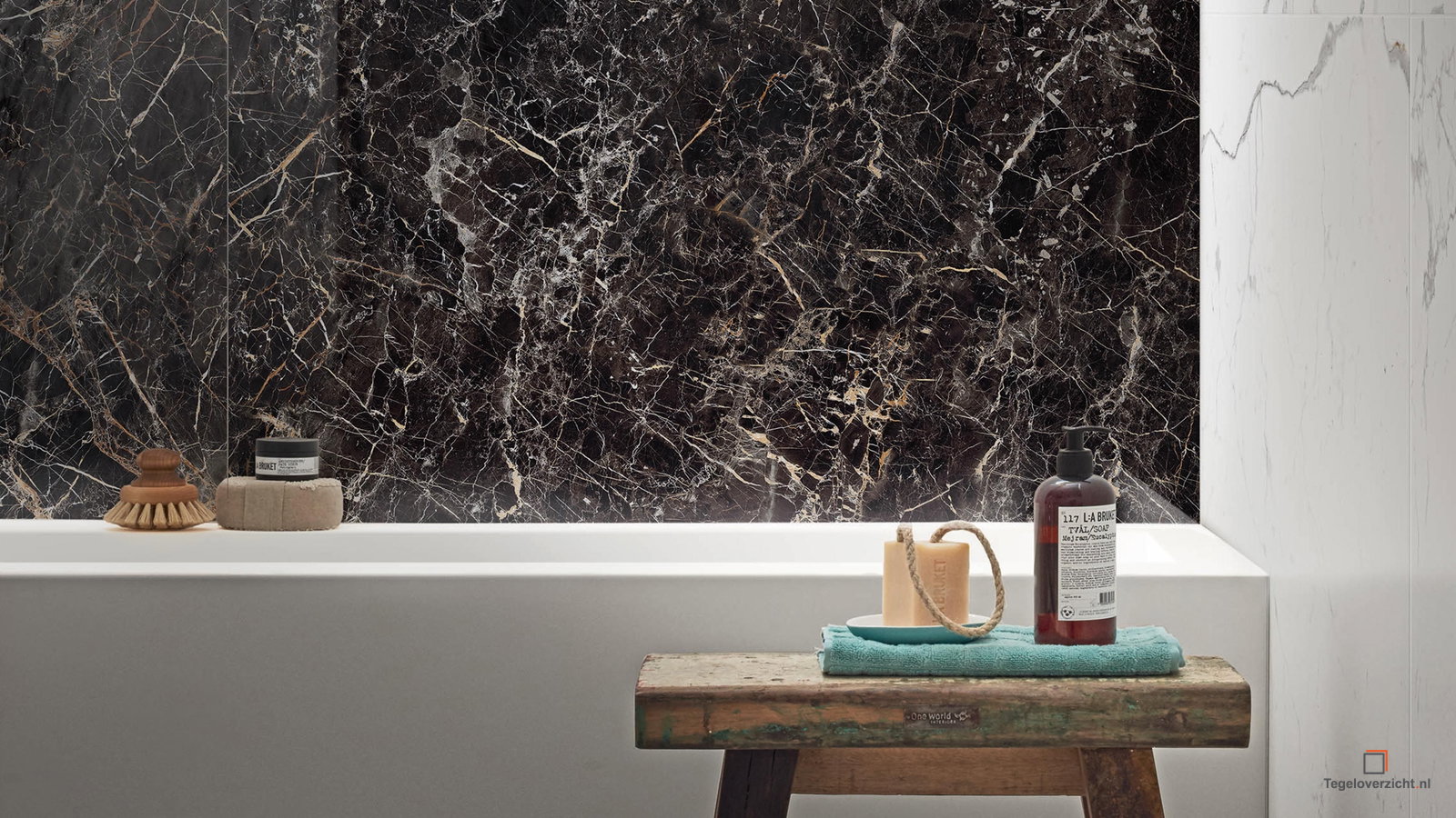 Badkamer met donkere natuursteenlook wand en houten bankje