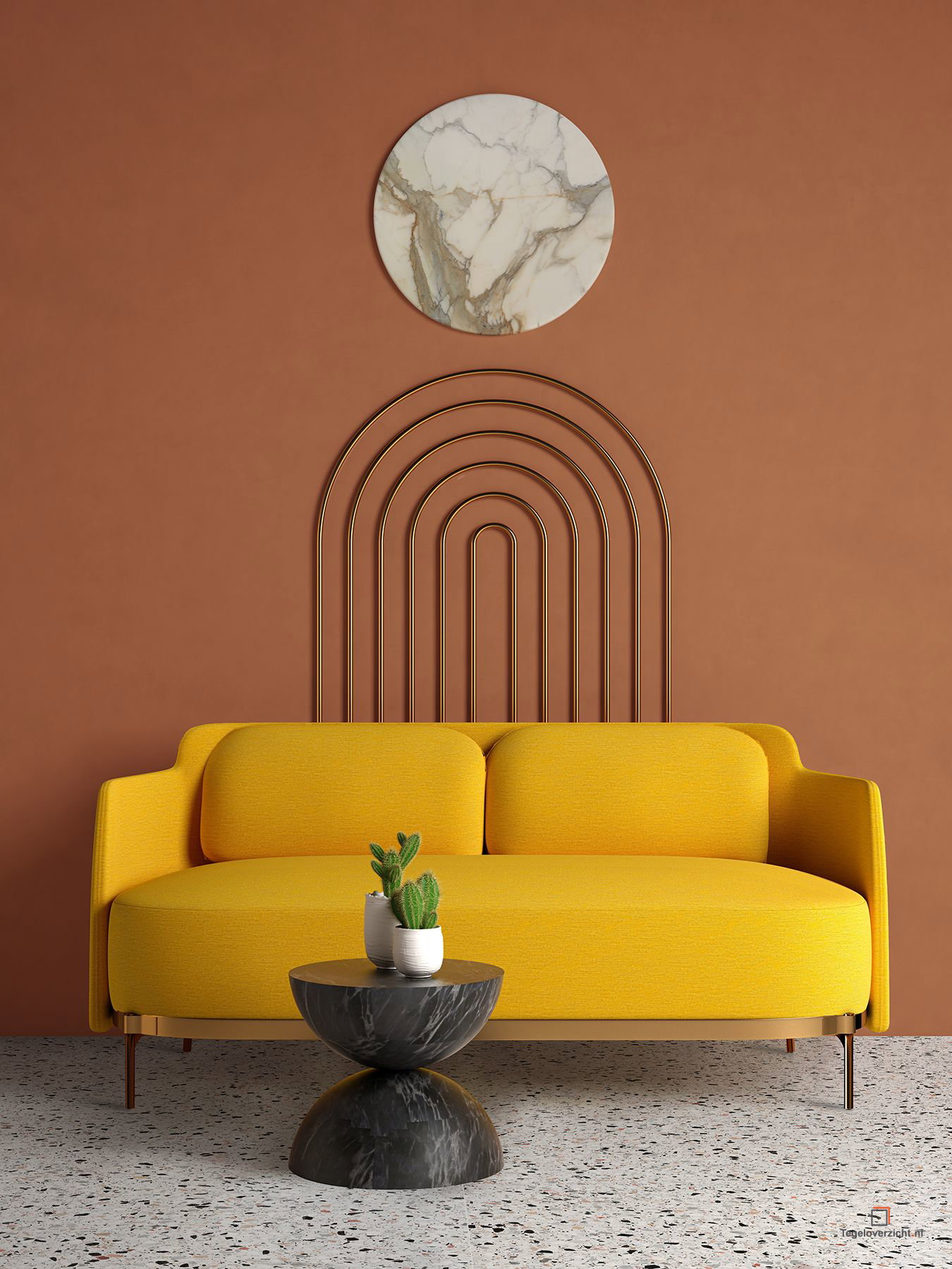 Gele bank op witte terrazzovloer tegen terracotta wand