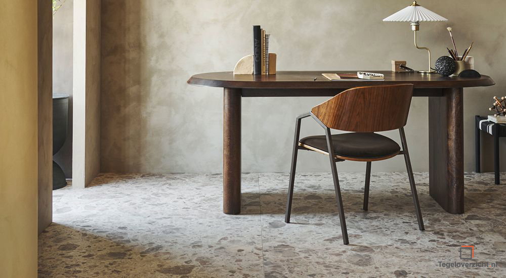 Werkkamer met verweerde terrazzovloer en houten bureau