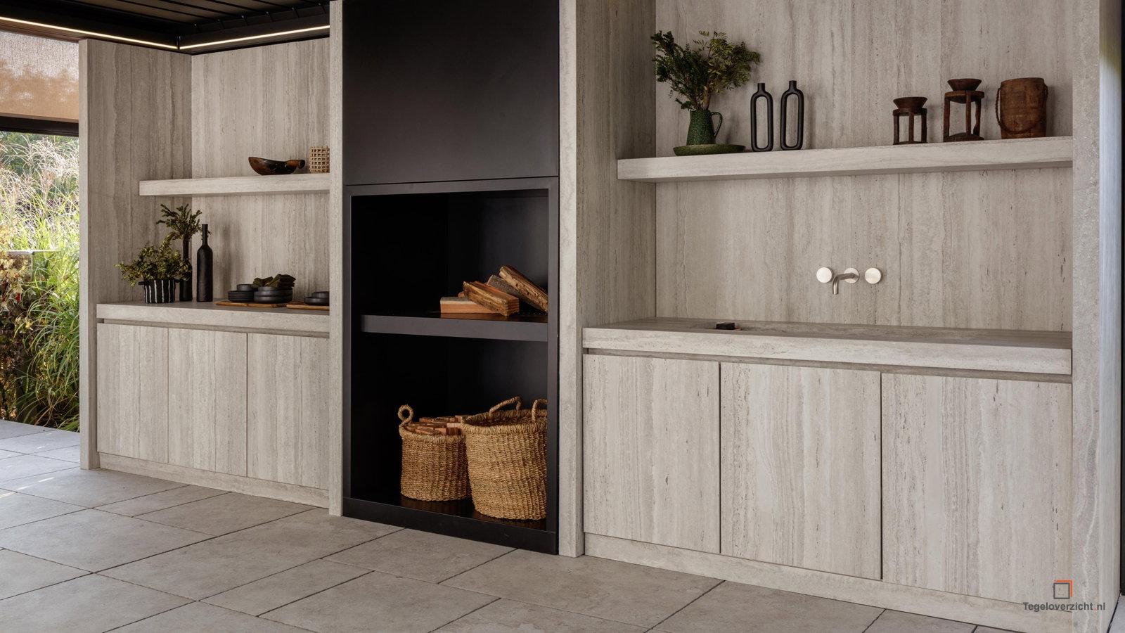 Lichte houtlook keukenkasten met rieten manden