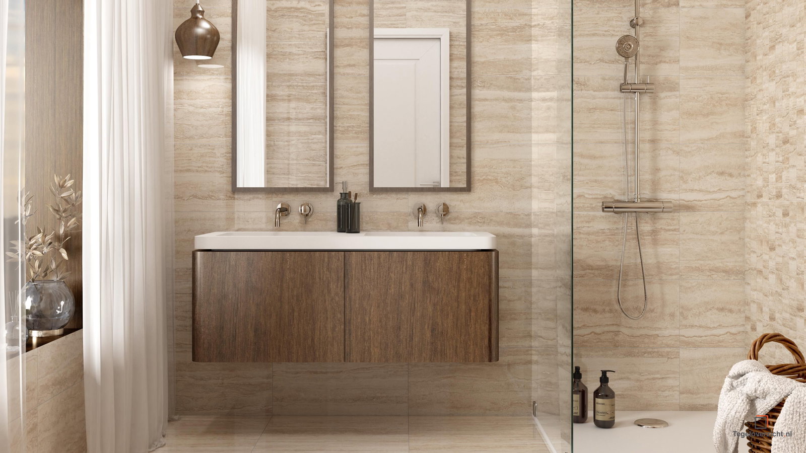 Badkamer met travertin-look wand en houten meubel