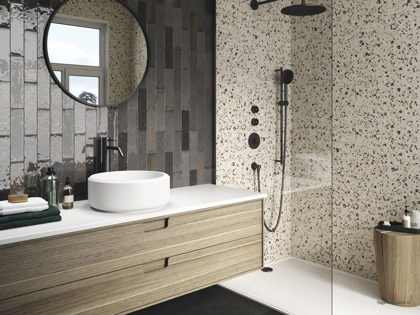 Badkamer met terrazzo douchewand, ronde spiegel en houten badmeubel
