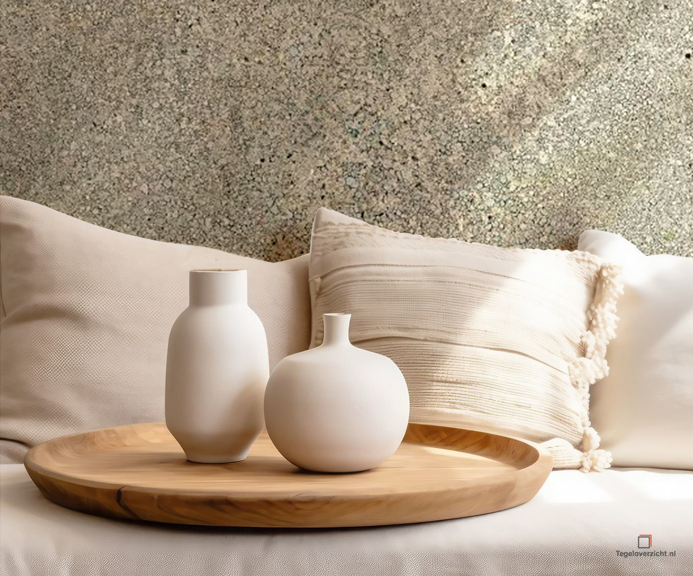 Detail van grijze terrazzo met kussens en dienblad