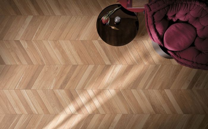 Chevron-vloer van bovenaf met paarse fauteuil