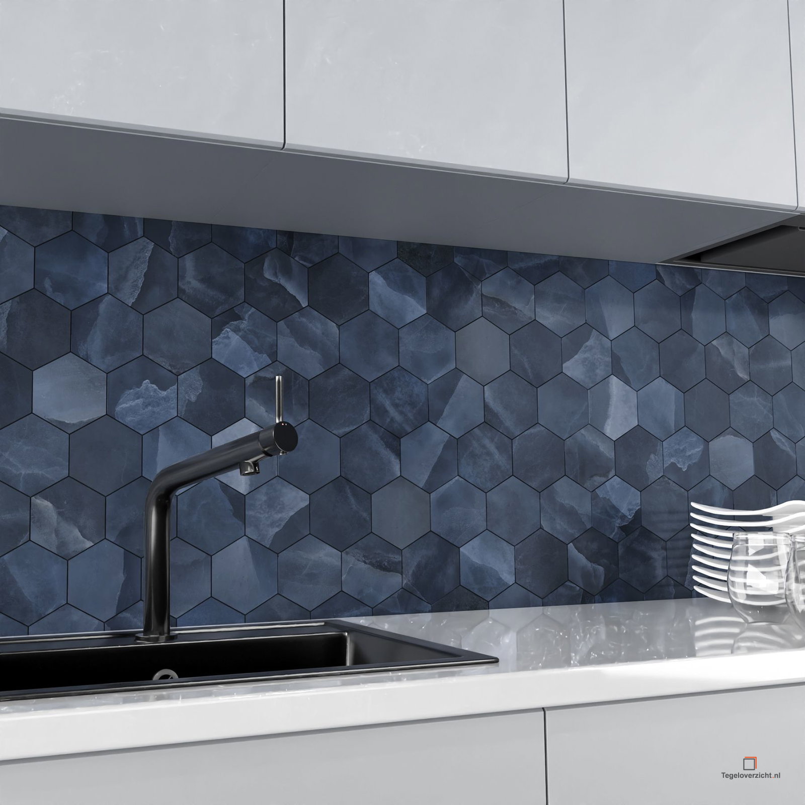 Blauwe marmerlook hexagon achterwand boven wit aanrecht