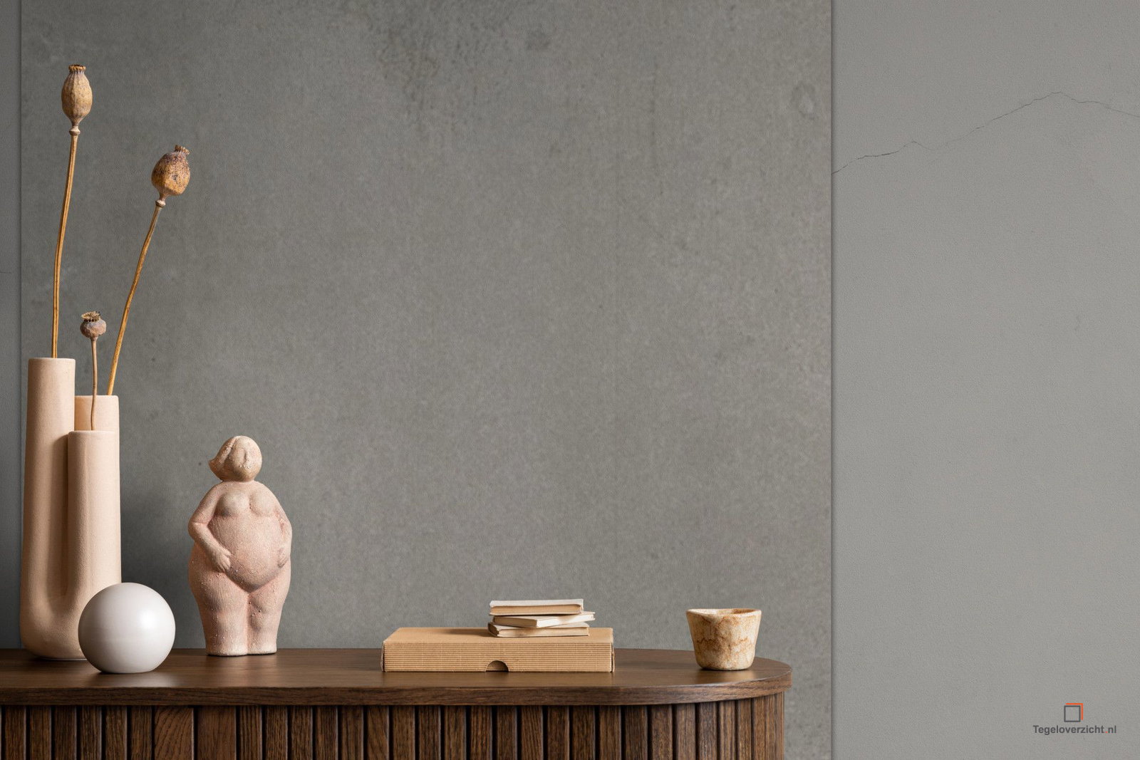 Betonlook wand met houten dressoir