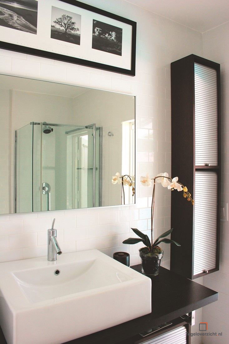 xl wandtegels in een strakke badkamer