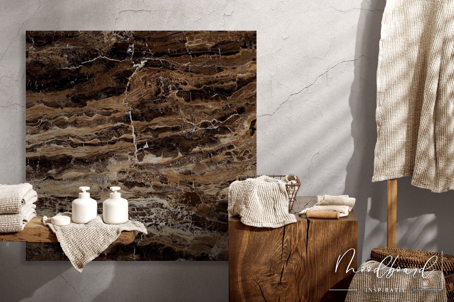 Badkamer met donkerbruine Emperador-marmerlook wand en houten bankje