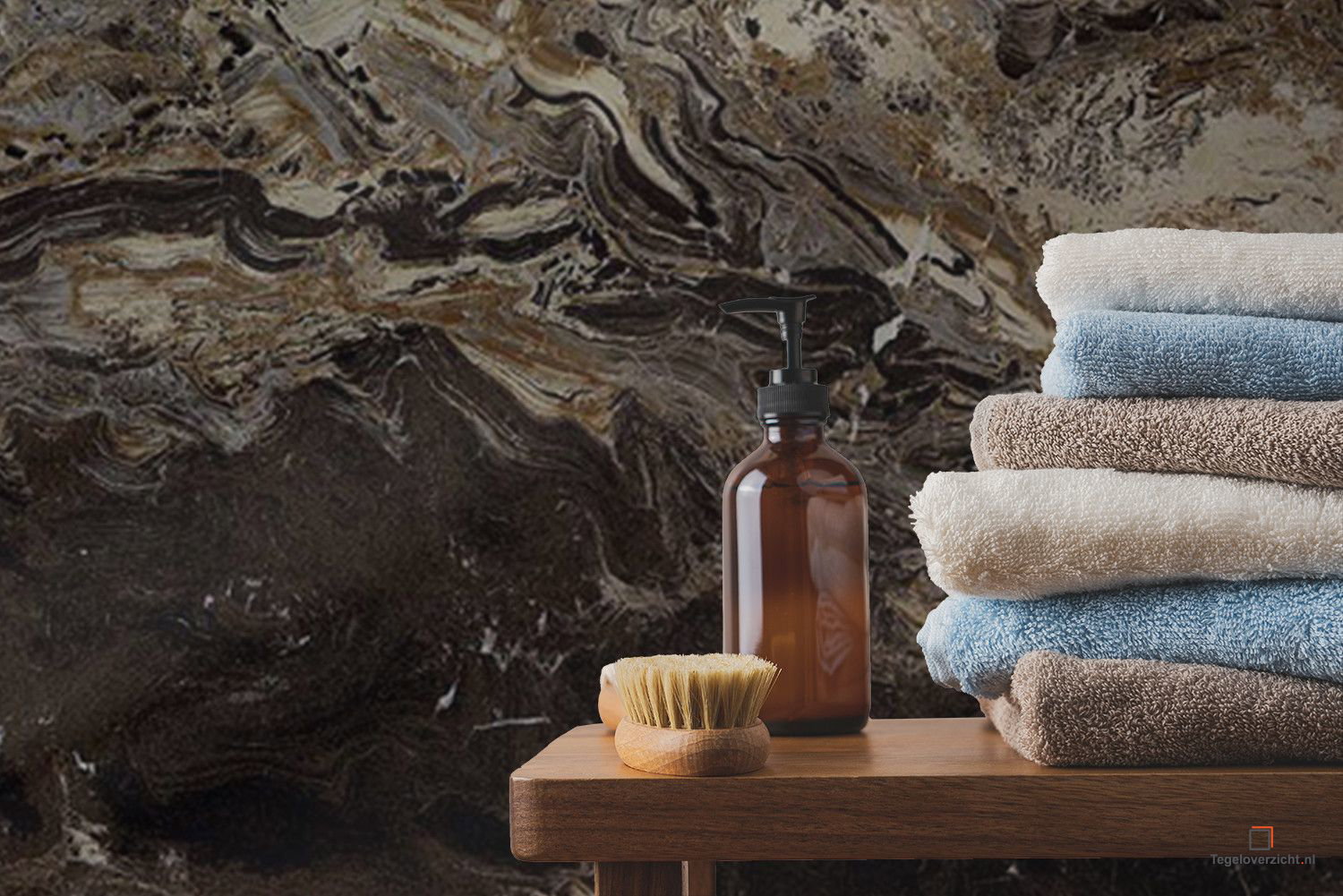 Detail van bruine marmerlook wand met handdoeken en zeep